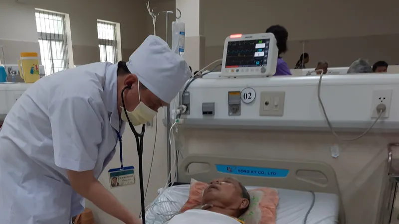 Bác sĩ Bệnh viện Đa khoa Cà Mau cấp cứu thành công cụ ông T.T.X. bị ngưng tim