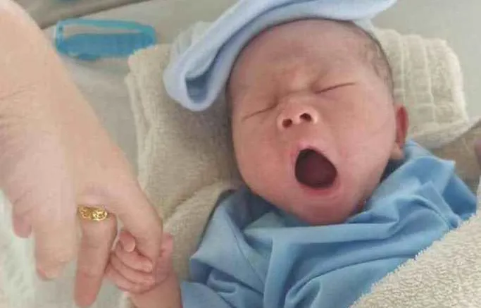 Bé trai sơ sinh còn nguyên dây rốn bị bỏ rơi trên ghế đá giữa đêm