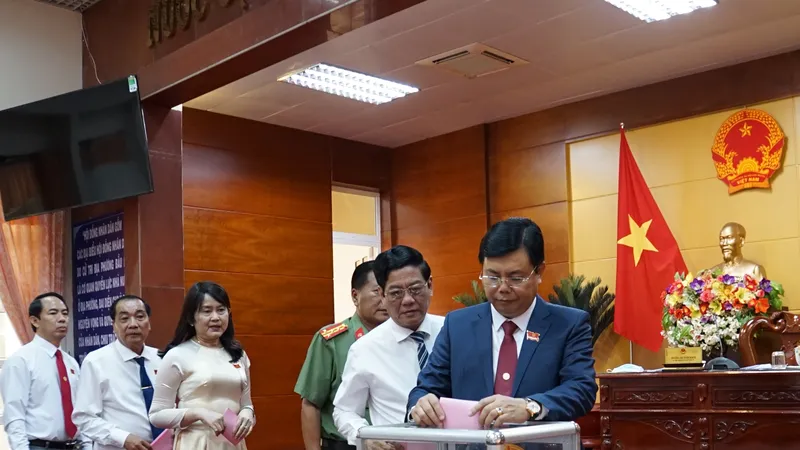 Bí thư Tỉnh ủy Cà Mau đảm nhận thêm chức Chủ tịch HĐND tỉnh 