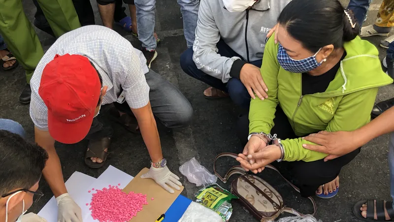 Đối tượng Nguyễn Thị Thùy Dương bị bắt cùng tang vật. Ảnh: HOÀNG GIANG