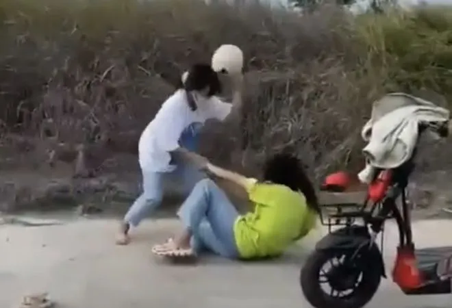 Hình ảnh học sinh đánh nhau lan truyền trên mạng. Ảnh: cắt từ clip