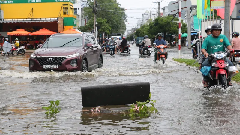 Quốc lộ 63, đoạn qua địa bàn TP Cà Mau bị xuống cấp nghiêm trọng sau khi bị ngập lụt