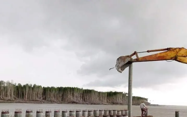 Giá VLXD tăng cao và khan hiếm khiến nhiều công trình xây dựng, nhất là kè bảo vệ đê biển trên địa bàn Cà Mau bị ảnh hưởng nghiêm trọng