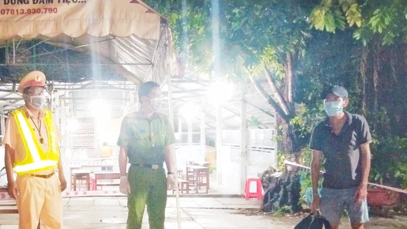 Lực lượng làm nhiệm vụ ở chốt kiểm soát dịch Covid-19 tại ấp Xẻo Chích tiếp nhận và hỗ trợ anh N.P.V. về quê. Ảnh: CTV