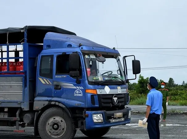 UBND tỉnh Cà Mau cho biết lái xe phải được kiểm tra y tế chặt chẽ trước khi vào tỉnh. ẢNH: N.T.