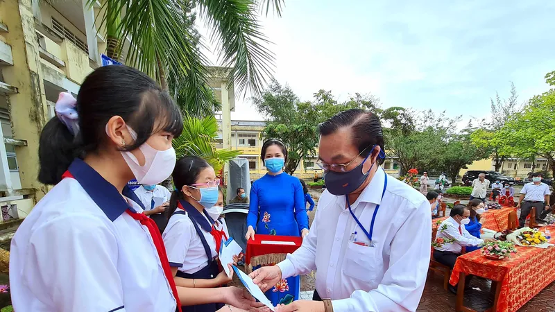 Trao học bổng cho học sinh hiếu học có hoàn cảnh đặc biệt khó khăn vào sáng 13-9, tại Trường THCS Ngô Quyền, TP Cà Mau