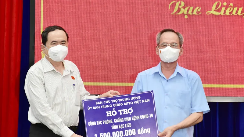 Đồng chí Trần Thanh Mẫn (bìa trái) trao bảng tượng trưng hỗ trợ kinh phí 1,5 tỷ đồng cho công tác phòng, chống dịch Covid-19 tỉnh Bạc Liêu