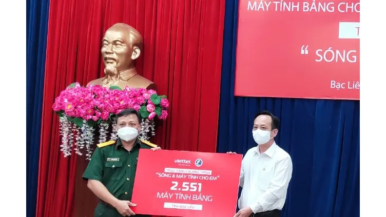 Viettel trao tặng hơn 2.500 máy tính bảng cho học sinh tại Bạc Liêu