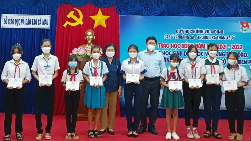 Quỹ học bổng Vừ A Dính và Câu lạc bộ Vì Hoàng Sa – Trường Sa thân yêu trao học bổng tại Cà Mau
