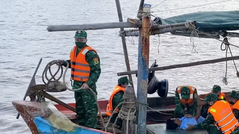 Đồn Biên phòng Gành Hào cứu hộ người bị nạn trên biển