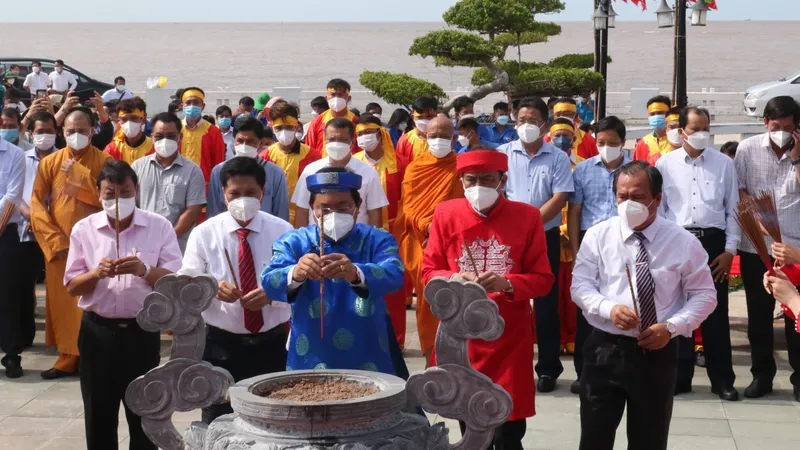 Dâng hương Đức Quốc Tổ Lạc Long Quân tại Mũi Cà Mau