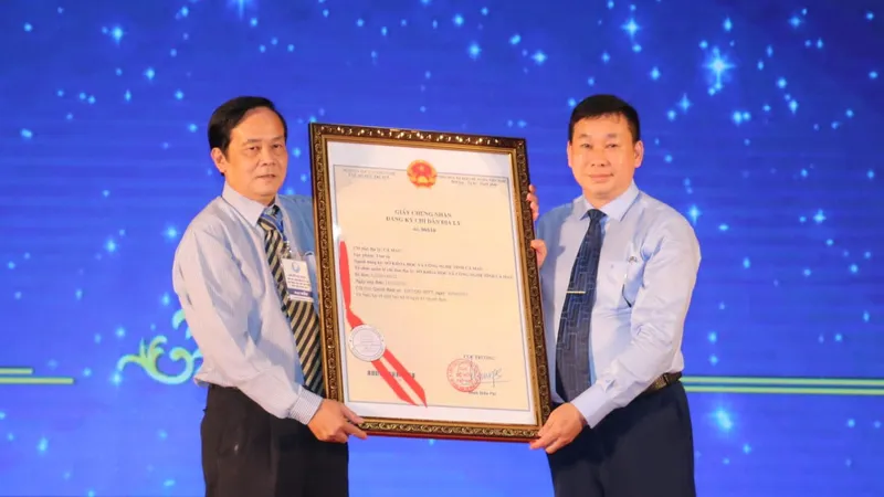 Ông Trần Lê Hồng trao giấy chứng nhận chỉ dẫn địa lý sản phẩm tôm sú Cà Mau cho lãnh đạo Sở Khoa học và Công nghệ tỉnh Cà Mau