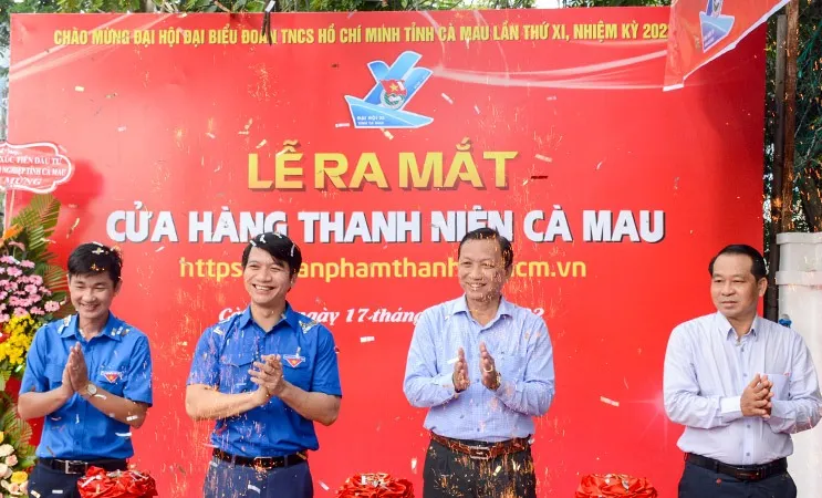 Nghi thức cắt băng khánh thành lễ ra mắt Cửa hàng Thanh niên Cà Mau. Ảnh: PHÚ HỮU