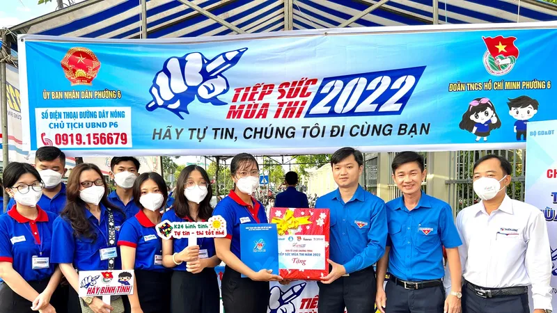 Chủ tịch Trung ương Hội sinh viên Việt Nam thăm, tặng quà đội hình “Tiếp sức mùa thi”