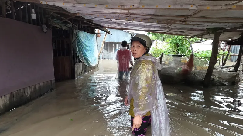 Nhà cửa của người dân bị ngập nặng do mưa lớn và triều cường những ngày qua