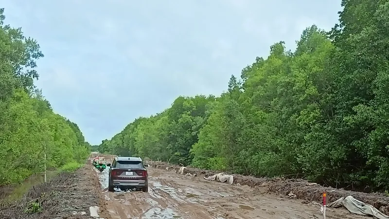 Xử phạt nhà thầu thi công chống ngập đường về Mũi Cà Mau 12 triệu đồng