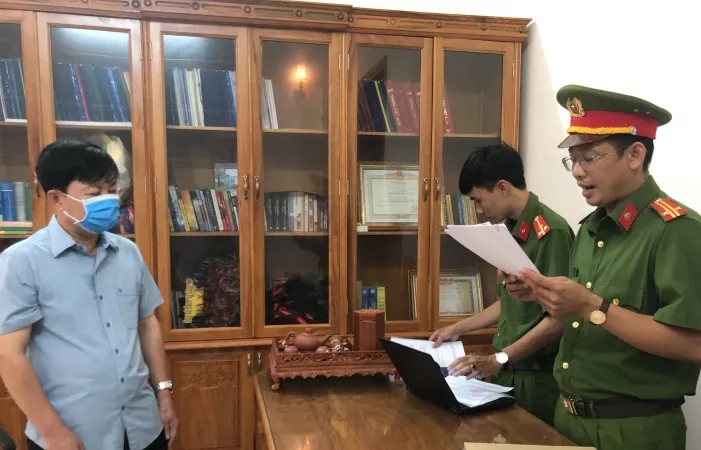 Cơ quan CSĐT Công an tỉnh Cà Mau thi hành quyết định khởi tố bị can, bắt tạm giam ông Đặng Hải Đăng. Ảnh: HOÀNG GIANG