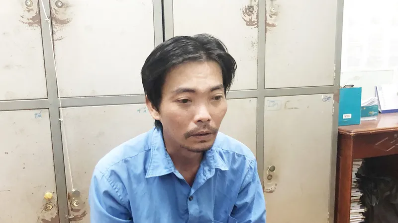Đối tượng Võ Tấn Lợi tại cơ quan công an. Ảnh: HOÀNG GIANG