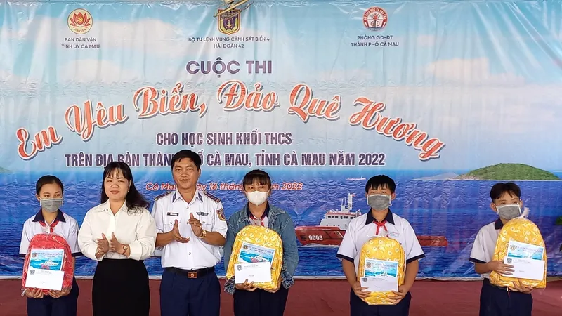 Thượng tá Dương Xuân Dũng, Chính ủy Hải đoàn 42 trao quà cho các em học sinh có hoàn cảnh khó khăn tại TP Cà Mau