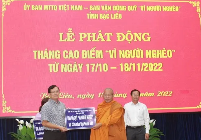 Ông Nguyễn Văn Hòa, Trưởng Ban Dân vận Tỉnh ủy, Chủ tịch Ủy ban MTTQ Việt Nam tỉnh Bạc Liêu (bìa trái) tiếp nhận ủng hộ quỹ Vì người nghèo. Ảnh: N.Q.