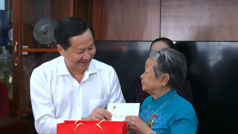 Phó Thủ tướng Lê Minh Khái thăm, chúc tết và tặng quà gia đình chính sách, người lao động, gia đình nghèo tại Cà Mau