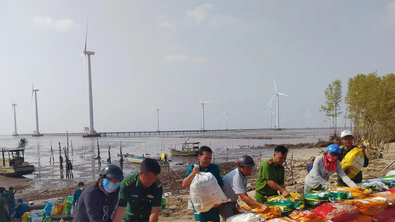 Khẩn cấp xử lý sạt lở đê biển Đông giáp ranh tỉnh Bạc Liêu và Sóc Trăng
