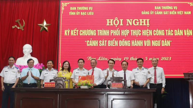 Trung tướng Bùi Quốc Oai, Chính ủy Cảnh sát biển Việt Nam (thứ 5 từ trái sang) và đồng chí Lữ Văn Hùng trao văn bản ký kết chương trình phối hợp giữa Ban Thường vụ Đảng ủy Cảnh sát biển Việt Nam với Ban Thường vụ Tỉnh ủy Bạc Liêu