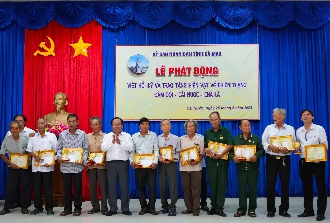 Phát động viết hồi ký và trao tặng hiện vật về chiến thắng Đầm Dơi - Cái Nước - Chà Là