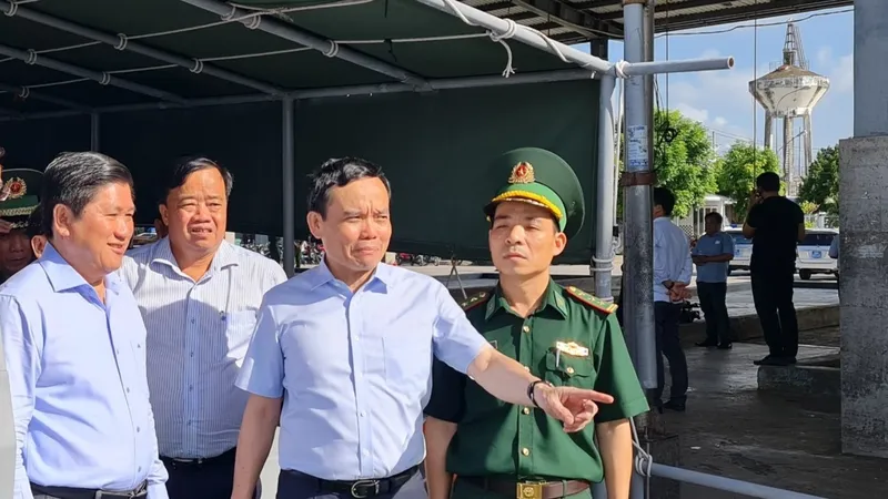 Phó Thủ tướng Trần Lưu Quang kiểm tra tình hình đánh bắt cá trái phép tại Cà Mau