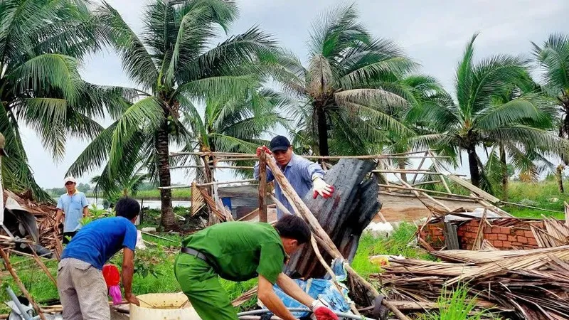 Bạc Liêu, Cà Mau: Giông lốc làm hơn 230 căn nhà hư hỏng, 1 người tử vong