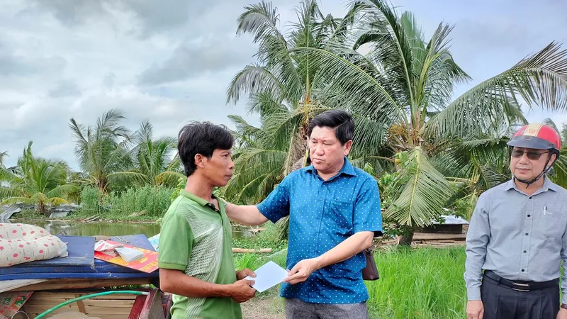 Lãnh đạo tỉnh Cà Mau trao tiền hỗ trợ các hộ dân có nhà bị sập, tốc mái 