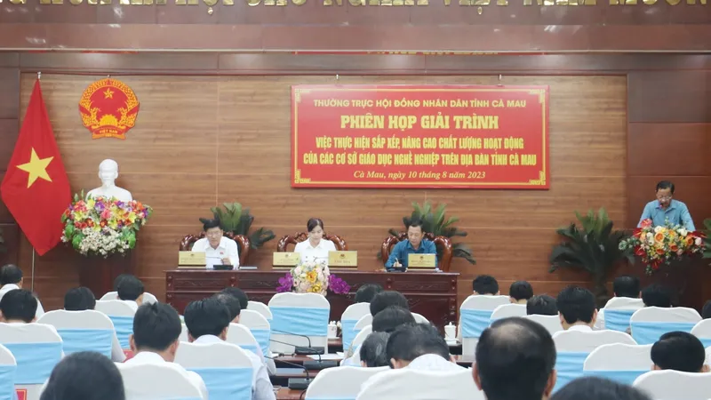 Quang cảnh phiên họp