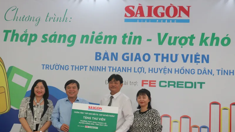 Chương trình “Thắp sáng niềm tin – Vượt khó đến trường”: Bàn giao thư viện cho Trường THPT Ninh Thạnh Lợi 