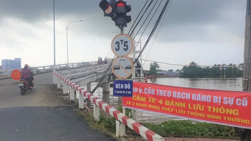 Khẩn trương xử lý, khắc phục sự cố hư hỏng cầu treo thị trấn Trần Văn Thời