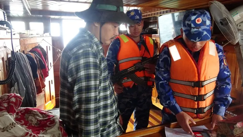 Bắt tàu cá vận chuyển 80.000 lít dầu không rõ nguồn gốc 
