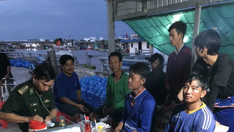 Bạc Liêu: Kịp thời cứu 9 thuyền viên gặp nạn trên biển, một thuyền viên còn mất tích