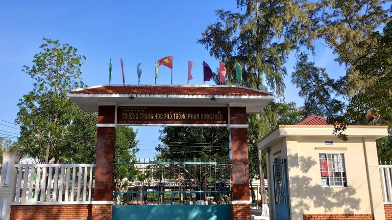 Giáo viên bị kỷ luật vì nhận tiền dạy kèm học sinh thi lại với “giá không hợp lý”