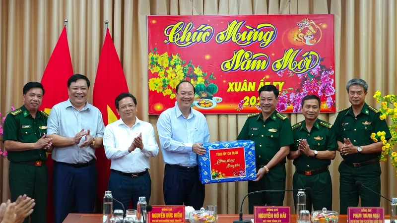 Bí thư Tỉnh ủy Cà Mau Nguyễn Hồ Hải thăm và chúc tết lực lượng vũ trang