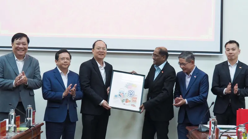 Bí thư Tỉnh ủy Cà Mau Nguyễn Hồ Hải làm việc với Đại sứ Singapore về phương án xuất khẩu năng lượng tái tạo