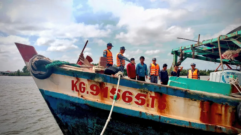 Tạm giữ tàu cá vận chuyển hơn 25.000 lít dầu trái phép trên vùng biển Tây Nam