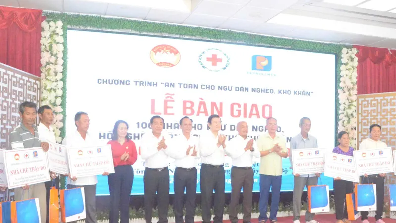 Bàn giao 100 ngôi nhà cho ngư dân nghèo, khó khăn tại Bạc Liêu 