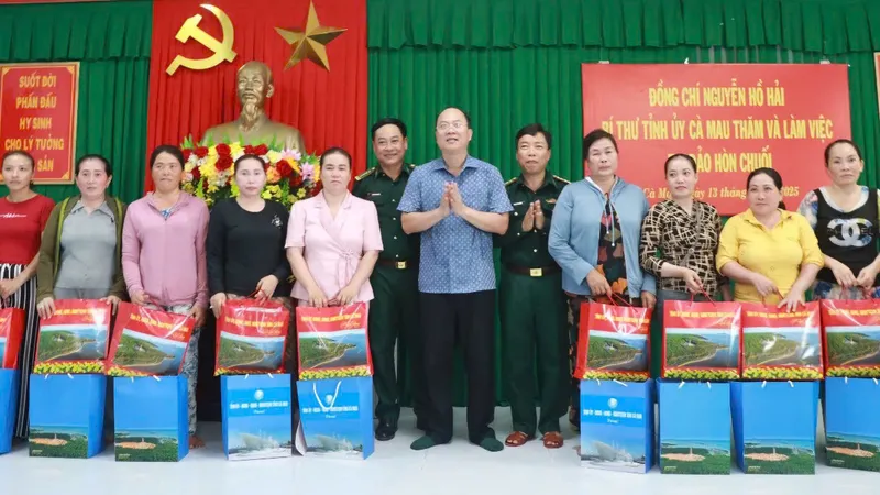 Bí thư Tỉnh ủy Cà Mau Nguyễn Hồ Hải tặng quà cho người dân sinh sống trên đảo Hòn Chuối. Ảnh: KIM NHIÊN