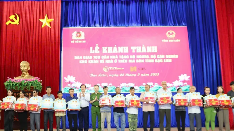 Bộ Công an bàn giao 700 căn nhà tặng hộ nghèo tỉnh Bạc Liêu