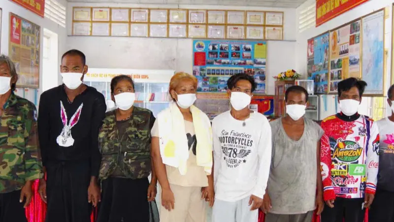 Cà Mau: Kịp thời cứu vớt 8 người nước ngoài trôi dạt trên biển