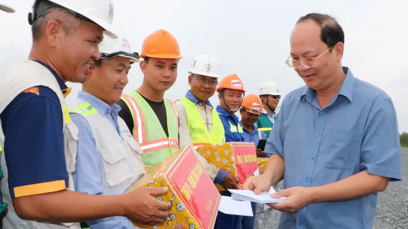 Bí thư Tỉnh ủy Cà Mau Nguyễn Hồ Hải động viên lực lượng thi công tuyến cao tốc Cần Thơ - Cà Mau