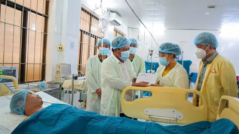 Thăm hỏi cán bộ bảo vệ ANTT bị đâm trọng thương khi làm nhiệm vụ