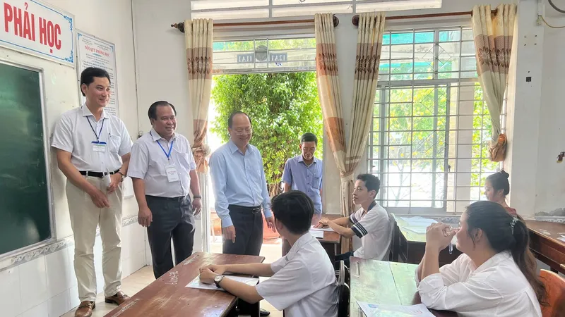 Bí thư Tỉnh ủy Cà Mau Nguyễn Hồ Hải (thứ 4 từ trái sang) động viên các em học sinh trước kỳ thi. Ảnh: CTV