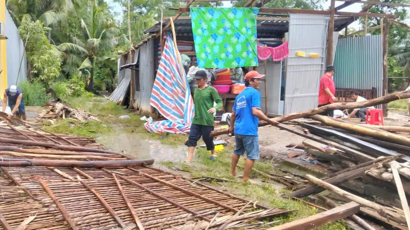 Cà Mau: Trận lốc xoáy làm 15 căn nhà bị sập và tốc mái 