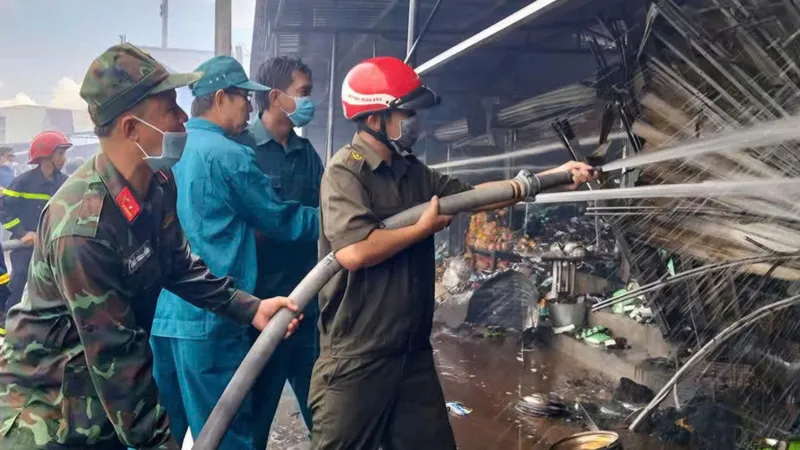  Cà Mau: Phóng hỏa vì ghen tuông, 56 ki-ốt chợ Thanh Tùng bị thiêu rụi