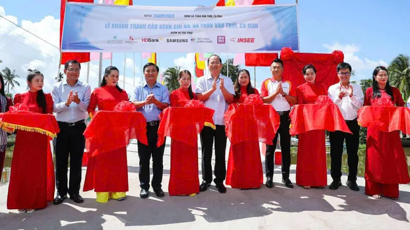 Khám bệnh, phát thuốc miễn phí cho người dân Cà Mau